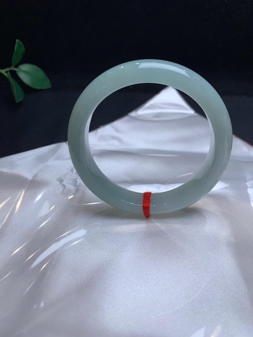 620431，53.8晴底手镯，整体带淡晴底色，润润的。清新秀气 商品图1