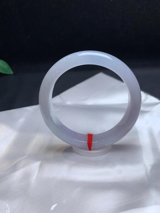 620436，56 冰紫底正圈手镯 ，冰冰的，一大截淡紫罗兰底， 冰润清新，局部有个特色洒金 商品图3