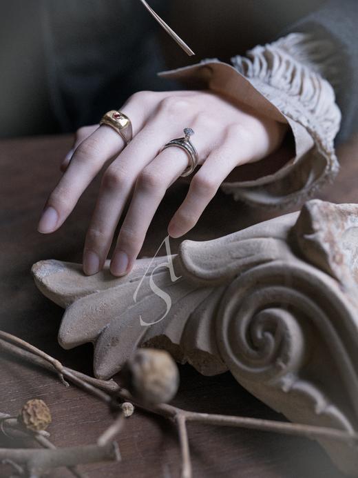 Rose Maria 25AW naia心形玫瑰石榴石12k金银叠打徽章戒 商品图1