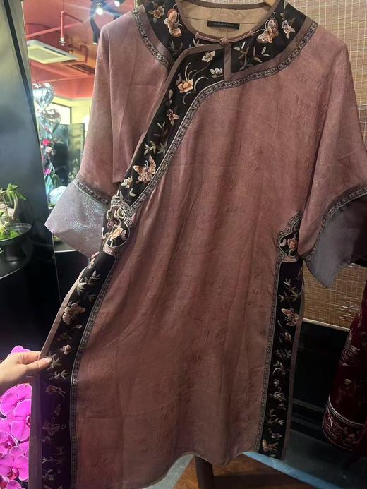 盛唐牡丹盛奢系列| 真丝香云纱手绣偏襟长袍-粉色 商品图1