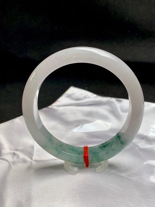 620445，58圈口，糯冰飘花正圈平安镯，白底飘蓝花，种水好，整体清爽 商品图3