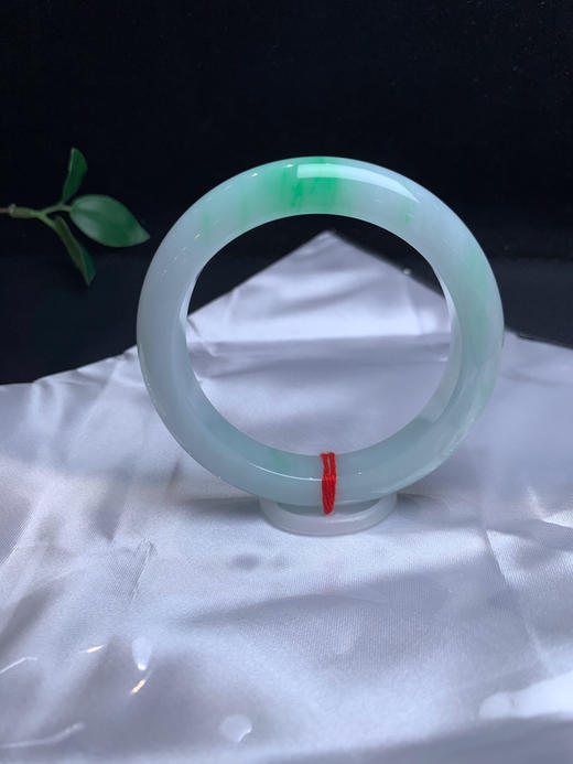 620441，57.5飘绿手镯，清新干净，整体很均匀干净，一截清新绿 商品图1