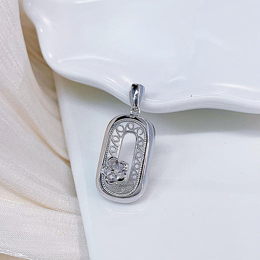 【限时8.8折】【线上铂金馆】PT950 【精品】铂金镂空花丝花头回形针吊坠(BFPTDZ00038)预售产品下单后不退款不退货不换货不补差价) 商品图0