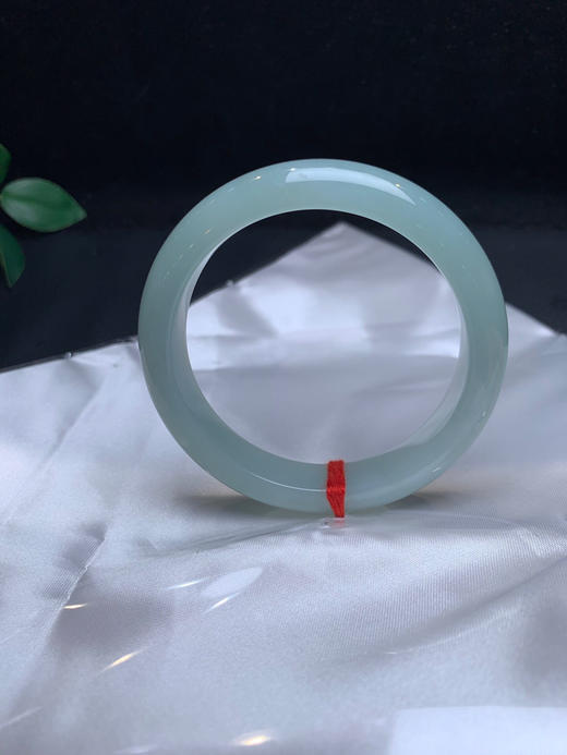 620431，53.8晴底手镯，整体带淡晴底色，润润的。清新秀气 商品图0