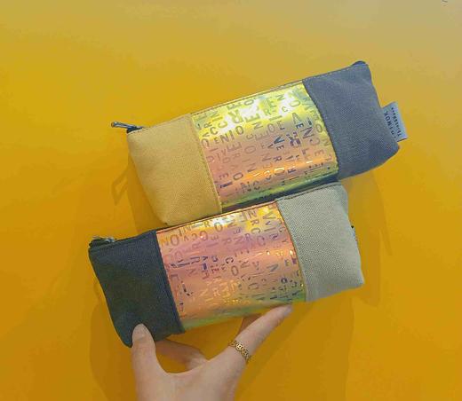 炫彩拼色三角笔袋（颜色随机） 商品图0