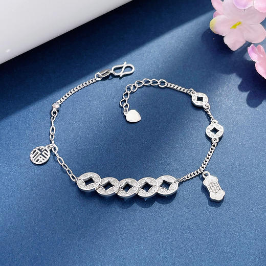 【限时8.8折】【线上铂金馆】PT950 #招财纳福 铂金镂空招财五帝币招财铜钱造型金币进宝福字算盘吊饰可调节手链(BSL00227)预售产品下单后不退款不退货不换货不补差价) 商品图0