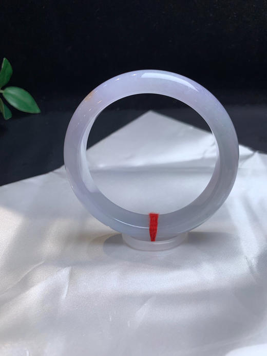 620436，56 冰紫底正圈手镯 ，冰冰的，一大截淡紫罗兰底， 冰润清新，局部有个特色洒金 商品图2