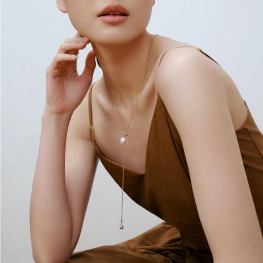 2楼「新品」Fellala/翡拉拉「简奢3.0」系列浮光Y字链珍珠项链货号925422202吊牌价899现价809 商品图3