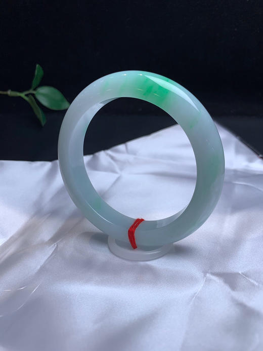 620441，57.5飘绿手镯，清新干净，整体很均匀干净，一截清新绿 商品图3