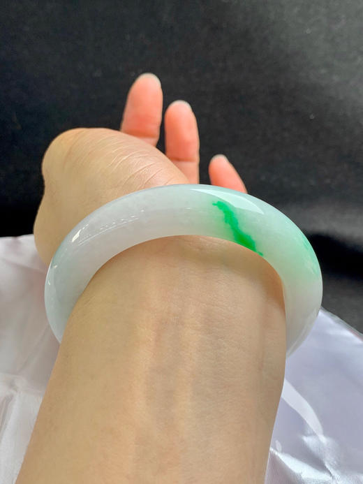 620444，54.7圈口，糯化飘绿正圈平安镯，白底飘绿，飘色辣，种水好，条形厚装 商品图5
