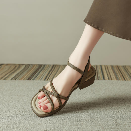 品质好货|Safiya/索菲娅2025夏季百搭一字带交叉细带粗跟高级感外穿凉鞋SFD2111703 商品图2