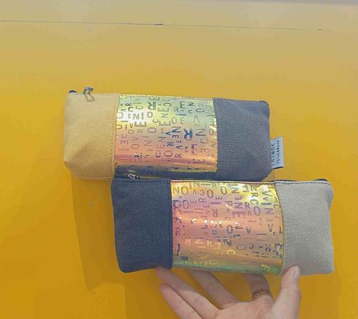 炫彩拼色三角笔袋（颜色随机） 商品图1