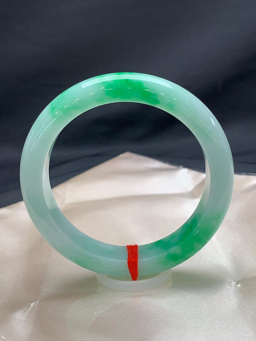 620446，62圈口，细糯飘绿正圈平安镯，飘几抹阳绿色，底子细腻 商品图0