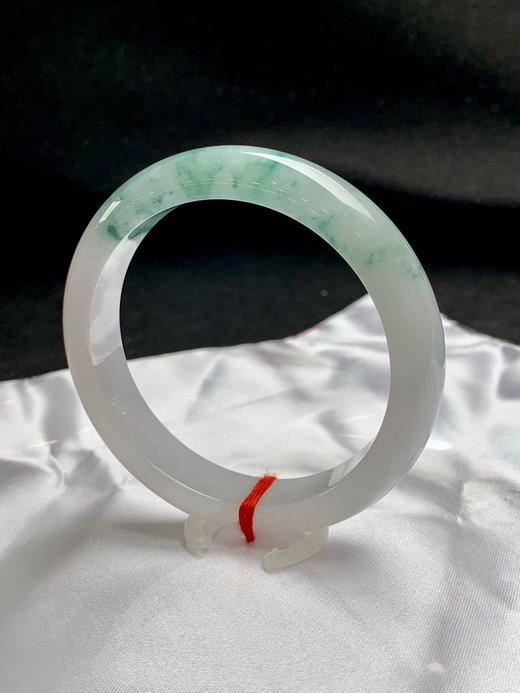 620445，58圈口，糯冰飘花正圈平安镯，白底飘蓝花，种水好，整体清爽 商品图2