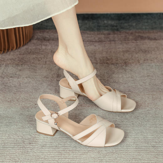 品质好货|Safiya/索菲娅2025头层牛皮粗跟时装优雅凉鞋SFD2115731 商品图0