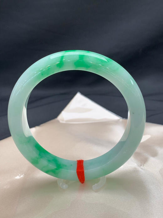 620446，62圈口，细糯飘绿正圈平安镯，飘几抹阳绿色，底子细腻 商品图3