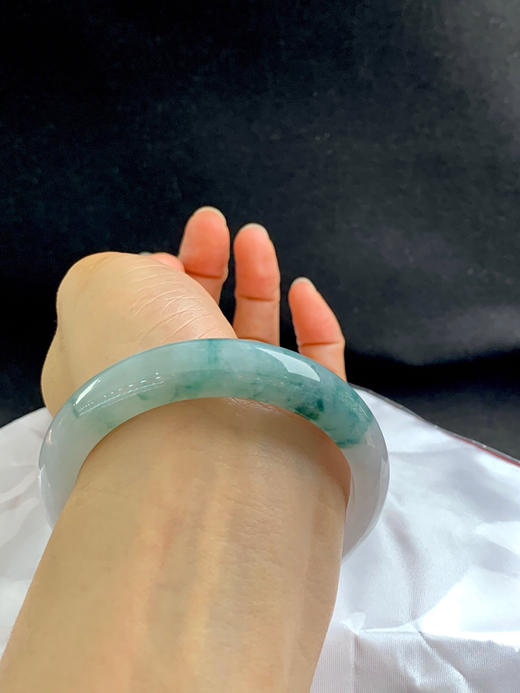 620445，58圈口，糯冰飘花正圈平安镯，白底飘蓝花，种水好，整体清爽 商品图5