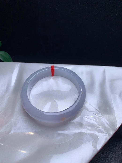 620436，56 冰紫底正圈手镯 ，冰冰的，一大截淡紫罗兰底， 冰润清新，局部有个特色洒金 商品图4