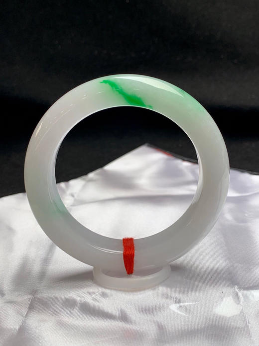 620444，54.7圈口，糯化飘绿正圈平安镯，白底飘绿，飘色辣，种水好，条形厚装 商品图0