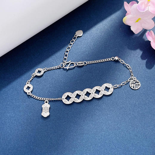 【限时8.8折】【线上铂金馆】PT950 #招财纳福 铂金镂空招财五帝币招财铜钱造型金币进宝福字算盘吊饰可调节手链(BSL00227)预售产品下单后不退款不退货不换货不补差价) 商品图1