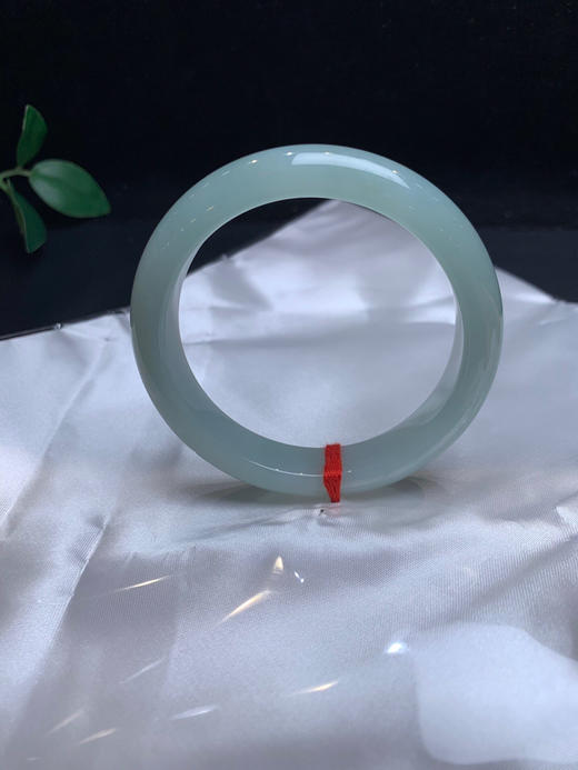 620431，53.8晴底手镯，整体带淡晴底色，润润的。清新秀气 商品图2