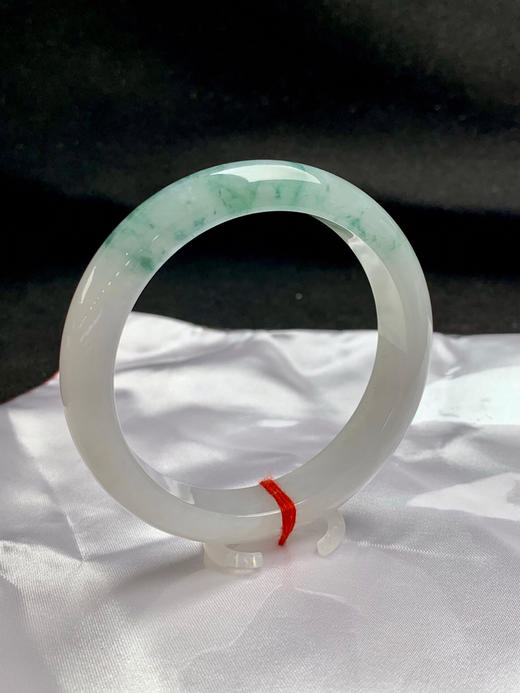 620445，58圈口，糯冰飘花正圈平安镯，白底飘蓝花，种水好，整体清爽 商品图1