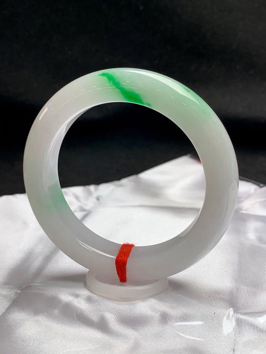 620444，54.7圈口，糯化飘绿正圈平安镯，白底飘绿，飘色辣，种水好，条形厚装 商品图2