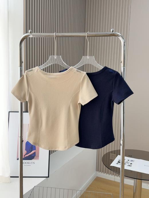 点此购买 斐乐夏季女子针织短袖衫 37 323928 商品图3