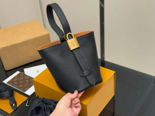 D070812一只看似中古中矩却又有点标新立异的包。水桶包 商品图6