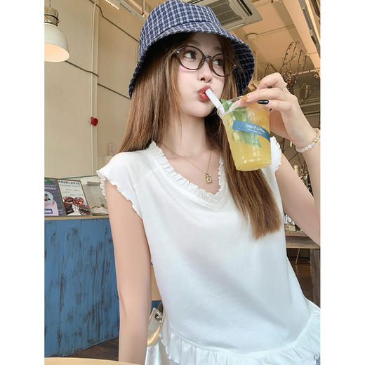 【110元任选2件】最后一波现货！韩系木耳边V领设计T恤 商品图1