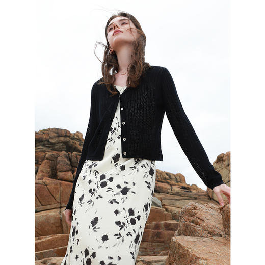 三彩2025秋季新款镂空针织衫V领轻薄毛衫外套短款开衫简约罩衫M 商品图3