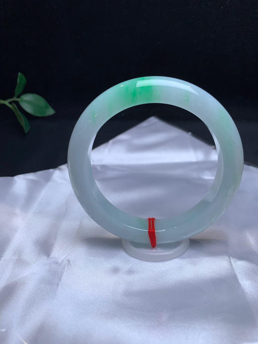 620441，57.5飘绿手镯，清新干净，整体很均匀干净，一截清新绿 商品图0