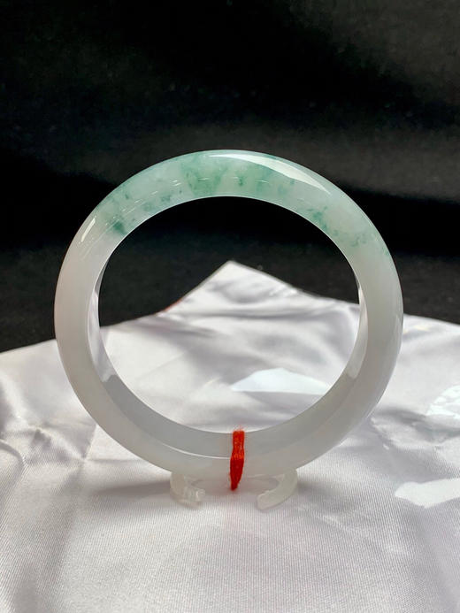 620445，58圈口，糯冰飘花正圈平安镯，白底飘蓝花，种水好，整体清爽 商品图0