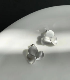 小众纯银优雅感烧白耳钉502