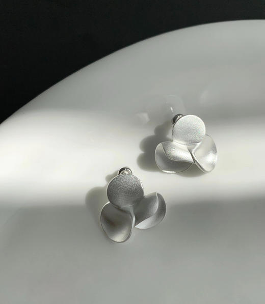 小众纯银优雅感烧白耳钉502 商品图0