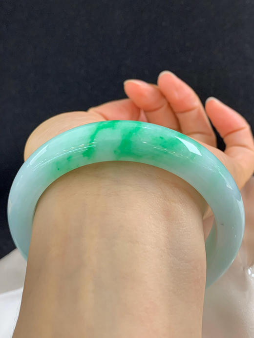 620446，62圈口，细糯飘绿正圈平安镯，飘几抹阳绿色，底子细腻 商品图5