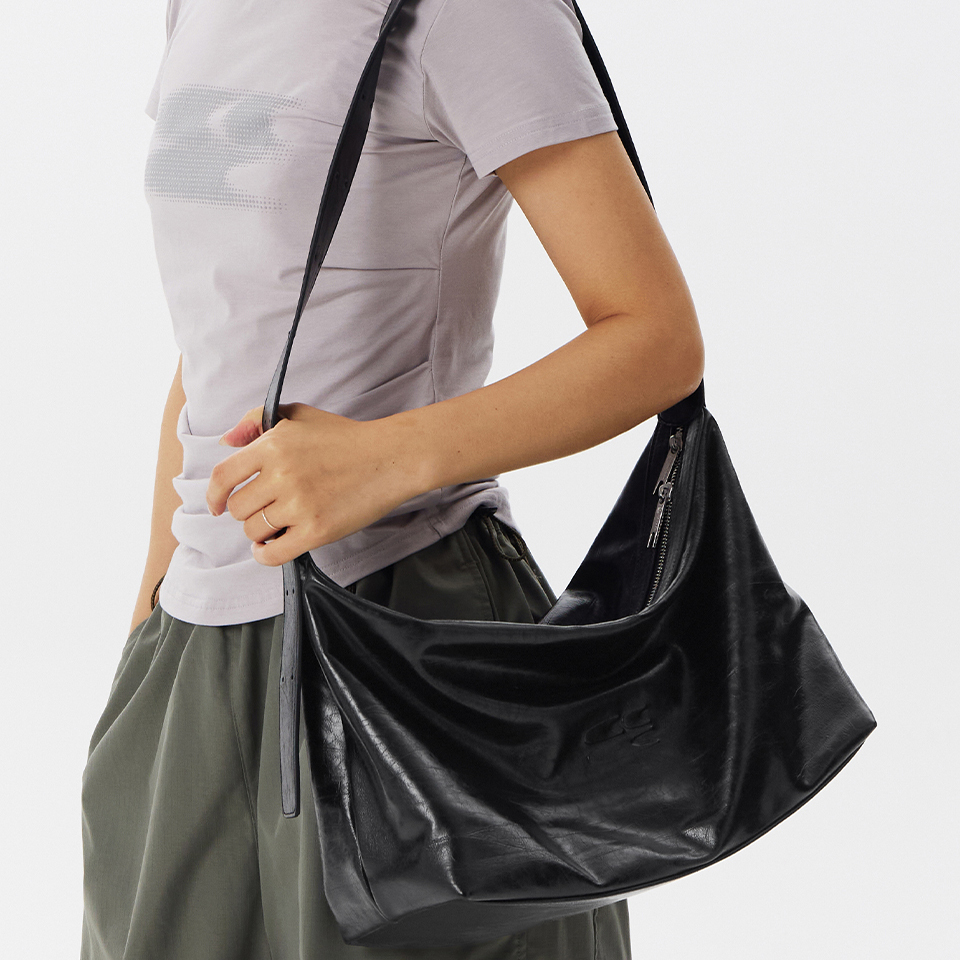 CryingCenter 黑色油蜡皮中号斜挎大容量通勤皮包   哭喊中心