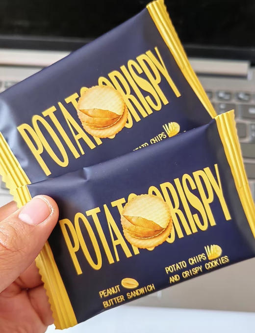 一口封神❗谁发明的「薯片花生酱夹心饼干」新口味来袭🤭巧克力➕花生酱 简直香爆我😭1.5mm薄的薯香小饼🍪明星同款 咸香酥脆！酥酥薄脆夹着厚厚的花生酱😋吃完后满口花生酱香！！ 商品图2