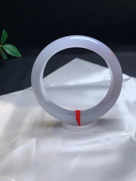 620436，56 冰紫底正圈手镯 ，冰冰的，一大截淡紫罗兰底， 冰润清新，局部有个特色洒金