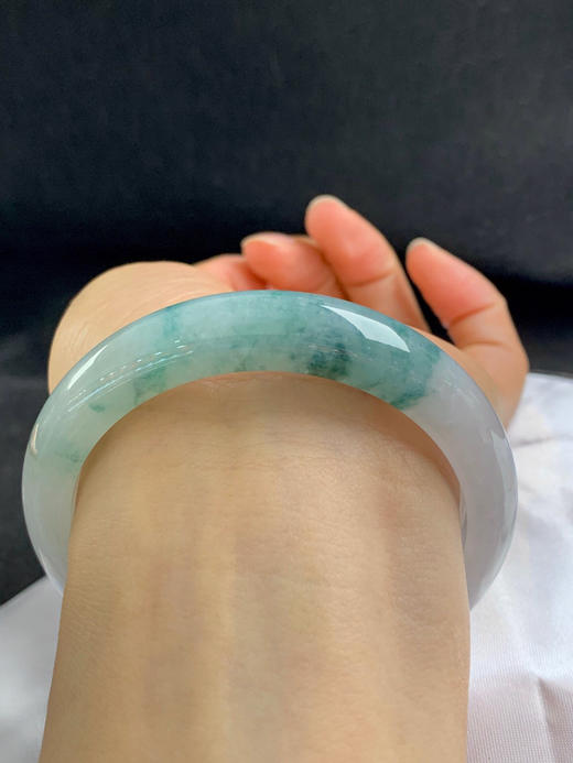 620445，58圈口，糯冰飘花正圈平安镯，白底飘蓝花，种水好，整体清爽 商品图4