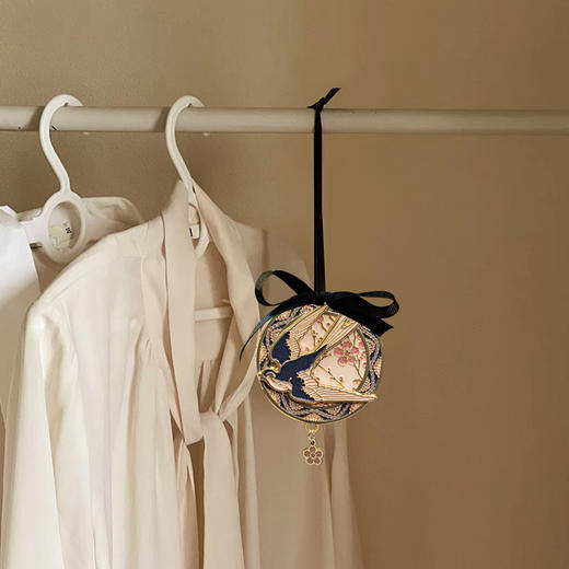 V&A博物馆工艺美术系列杏林春燕车载香薰 商品图3