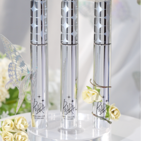 晕妆率0.01%的人生睫毛膏 ⬇️ 随便刷刷就能拉的很长 直接省去贴假睫毛的步骤 海胆刷头完美照顾到每根睫毛【佩冉睫毛膏】