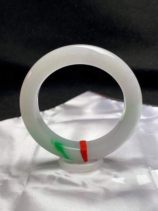 620444，54.7圈口，糯化飘绿正圈平安镯，白底飘绿，飘色辣，种水好，条形厚装 商品图3