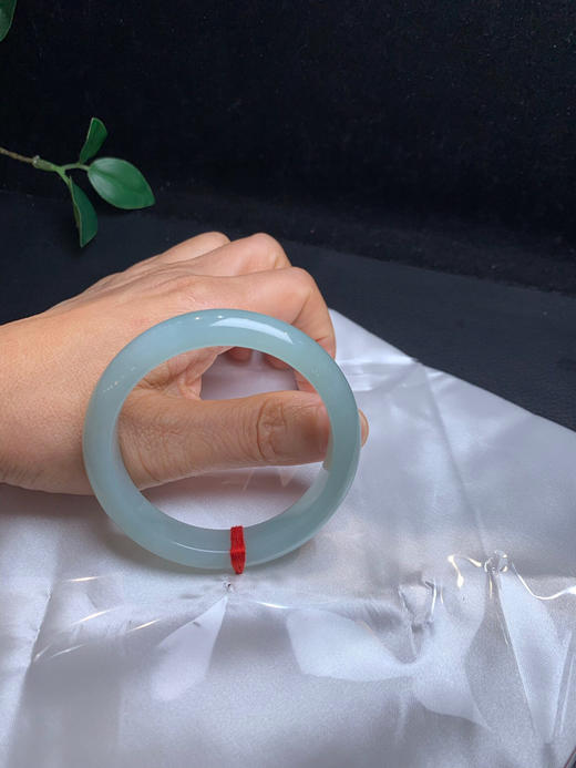 620431，53.8晴底手镯，整体带淡晴底色，润润的。清新秀气 商品图5