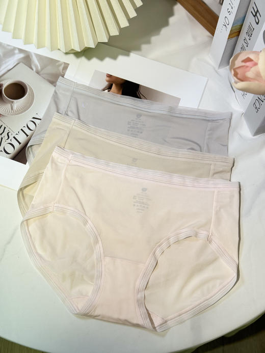 🌸🌸🌸【冰丝超薄透气女士中腰三角裤 3条装】：✅采用超细凉感纱线，细腻爽滑手感就像冰冰的果冻，一穿即凉✨ 商品图4