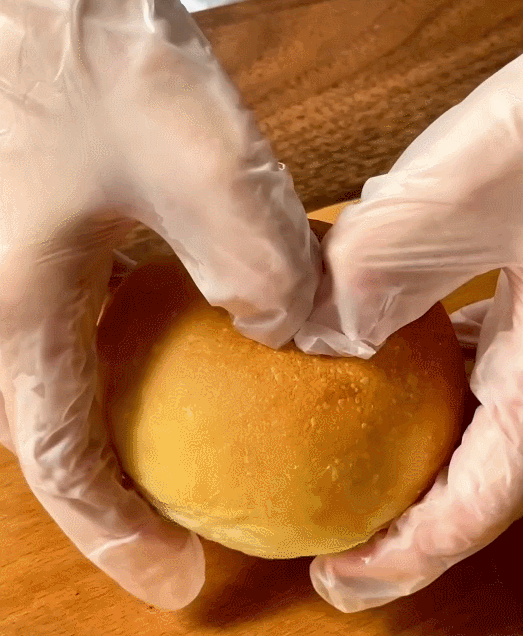 夏日新品降临❄️ 开心果爆浆包&爆浆黄豆包  ✨纯手工馅料塞到溢出 每一口都是实打实的满足感~ 将坚果的独特馥郁香气完美注入特调奶油  无需加热，解冻即享！ 撕开包装，邂逅清凉❄