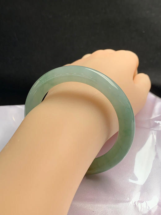 620457，53.8圈口，糯冰晴底飘黄翡圆条美人条，晴绿底色飘黄翡，种老水足 商品图5