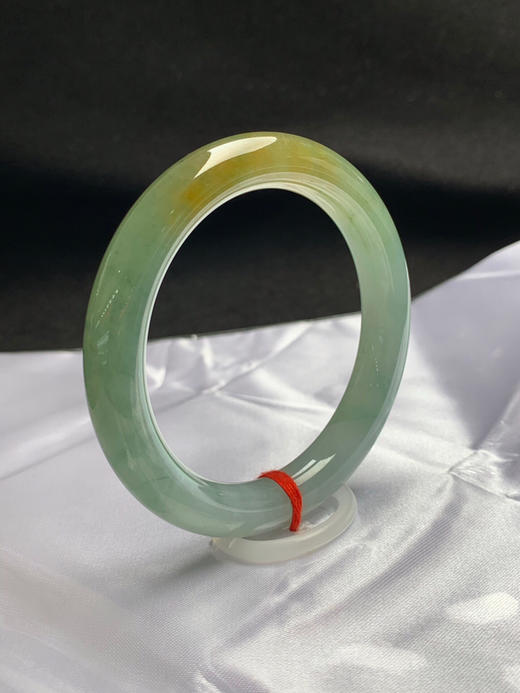 620457，53.8圈口，糯冰晴底飘黄翡圆条美人条，晴绿底色飘黄翡，种老水足 商品图1