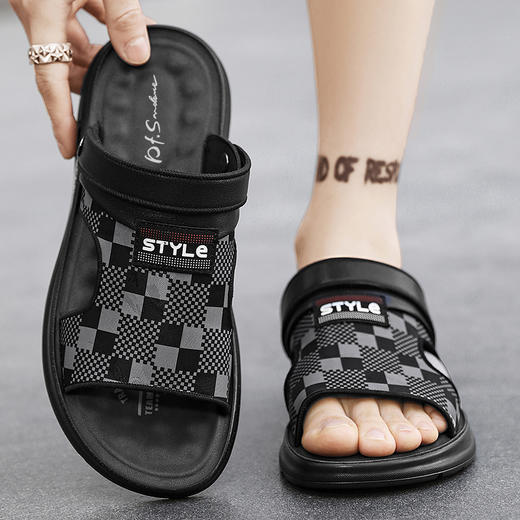 圣得西男鞋2024年夏季新款男士中青年棋盘格纹露趾户外沙滩凉拖鞋 商品图2