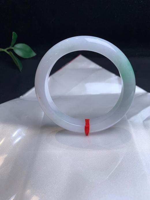 620448，56飘绿正圈手镯 ，底妆均匀干净，润润的 ，一截清新阳绿色 商品图3